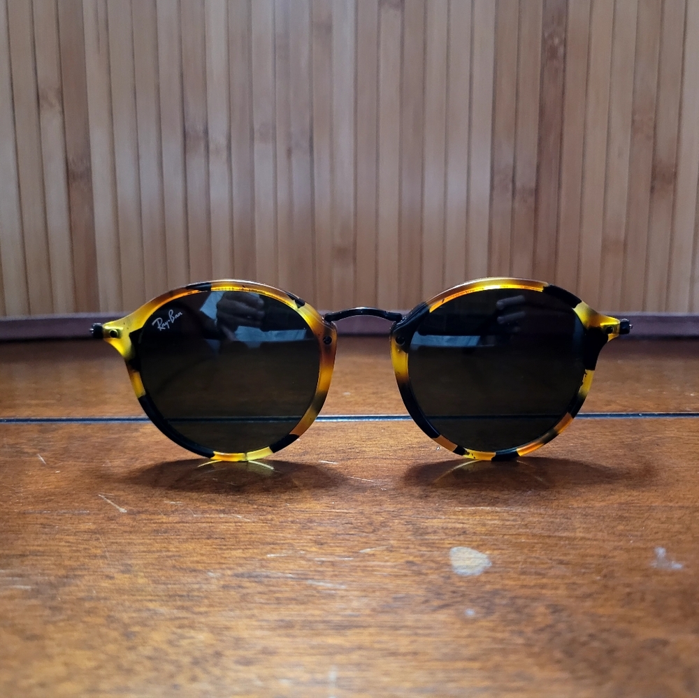 RB2447 Rayban Round Fleck Sunglasses